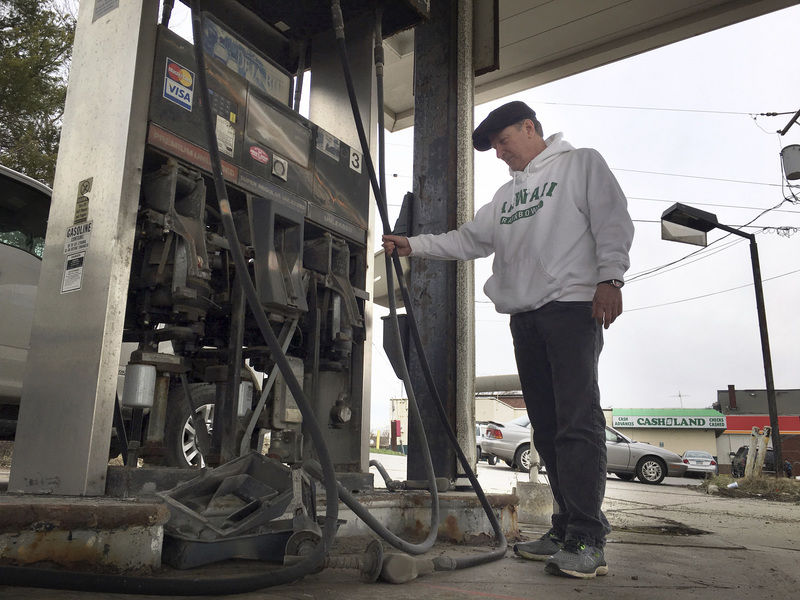 Work begins to raze abandoned Masury gas station